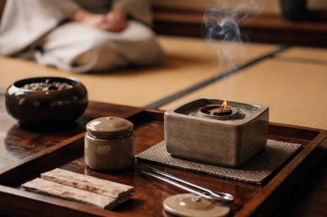 Traditional kōdō incense ceremony in a tatami room with incense burner and rising smoke, reflecting Japanese fragrance culture and ritual practice.