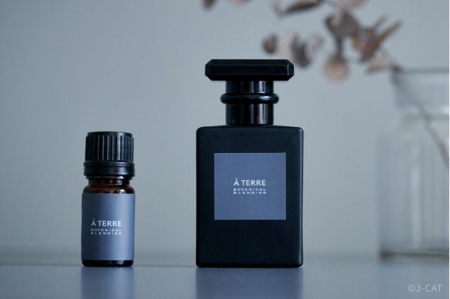Minimalist fragrance bottle and essential oil at À TERRE atelier in Tokyo, representing a personalised aroma blending experience.
