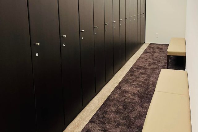 Row of lockers and seating inside a Japanese golf club changing room