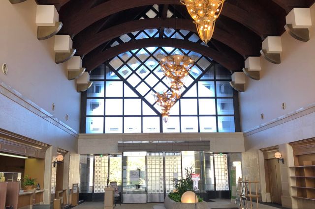 Large entrance hall with chandeliers and high ceiling at a Japanese golf clubhouse